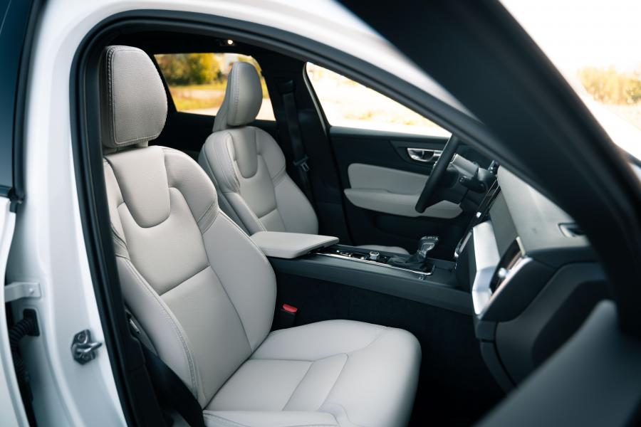 Интерьер Volvo V60 T5 Cross Country 2018 года  (NA) (фото 4 из 17)